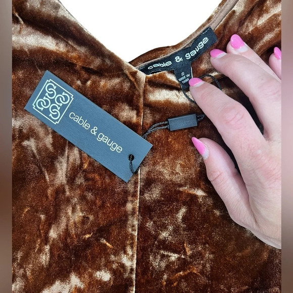 New with tags Cable and Gauge crushed velvet tank size small so cute - Picture 2 of 3